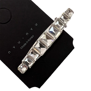 Barrette élégante style coréen en argent avec cristaux carrés brillants sur carte noire