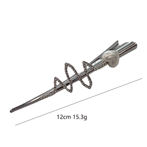 Pince à cheveux argentée de 12cm avec perles en cœur et motifs vagues en strass