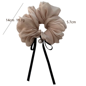 Elegante elastico in organza champagne con fiocco nero e ciondolo di perla