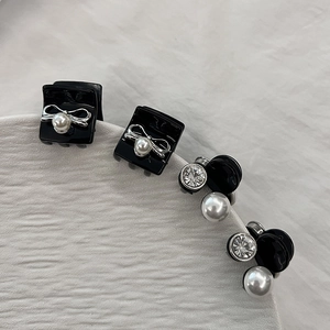 Mini pinces à cheveux noires avec nœuds argentés, perles et cristaux élégants en vue