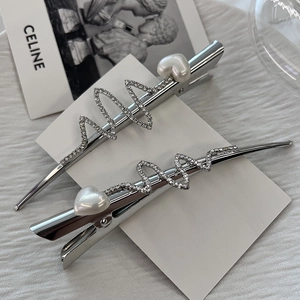 Ensemble de barrettes argentées avec strass brillants et détails en perles blanches