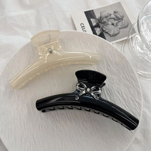 Pinces à cheveux papillon élégantes en noir et beige pour coiffures et chignons minimalistes