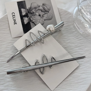 Set de barrettes argentées ondulées avec strass brillants et détail de perle en cœur