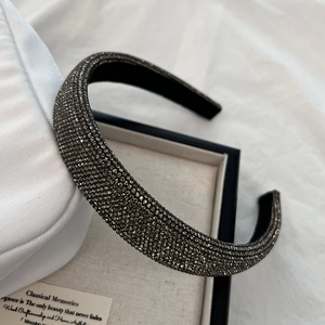 Serre-tête large de luxe orné de strass étincelants gris fumé sur base noire