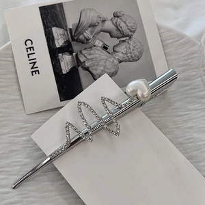 Barrette à cheveux élégante en alliage argenté avec strass ondulés et perle en cœur