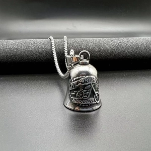Pendentif cloche de motard vintage avec relief Live to Ride sur une chaîne délicate