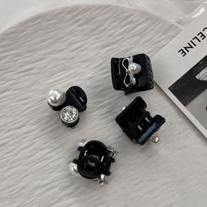 Lot de quatre petites pinces à cheveux noires avec perles et strass pour femmes