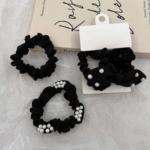 Ensemble chouchous noirs classiques avec perles blanches élégantes sur satin premium