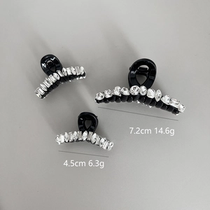 Vue détaillée des pinces à cheveux à strass noirs montrant les dimensions et le poids