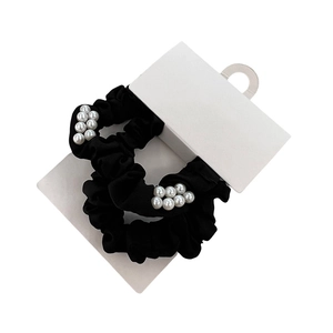Lot de chouchous en satin noir avec perles blanches élégantes sur carte cadeau