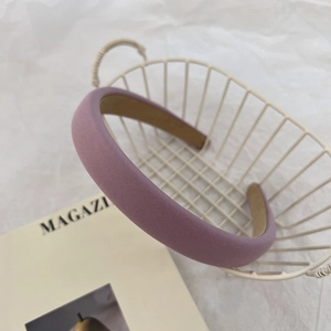 Vue détaillée du serre-tête en éponge violette avec texture intérieure velours