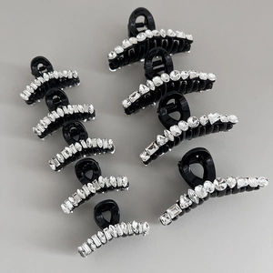 Pinces à cheveux noires élégantes avec strass brillants aux designs géométriques