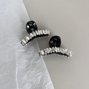 Pinces à cheveux noires élégantes avec strass brillants au design minimaliste