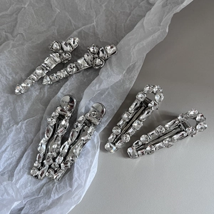 Vue macro détaillée de pinces à cheveux argentées faites main avec sertissage de strass