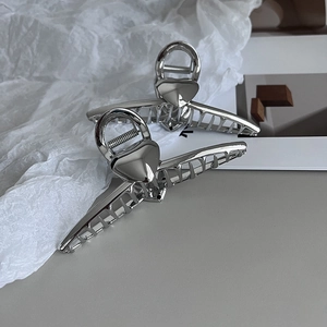 Pince à cheveux cœur argentée pour femme, accessoire élégant en métal avec finition miroir