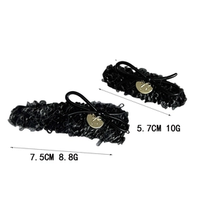 Elegante schwarze Haarklammern mit Schleife und Goldanhänger aus weichem Plüsch