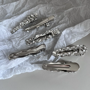 Pince à cheveux bec de canard argentée avec strass étincelants de différentes formes