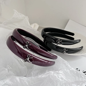 Elegant glossy patent leather headband set with chic silver metal bow decorations