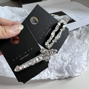 Vue détaillée de barrettes argentées avec des strass en verre de cristal étincelants