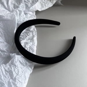 Detail of a thick black sponge headband made of premium matte satin for women