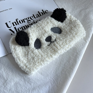Texture dettagliata della fascia panda in pile di corallo per la pulizia del viso
