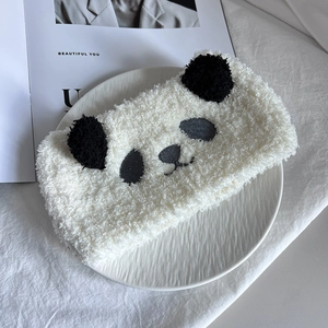 Ricamo dettagliato del viso di panda su morbida fascia in pile corallo per lavare il viso
