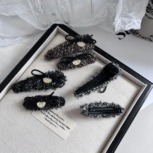 Plüsch Haarspangen-Set mit schwarzen Schleifen und Goldanhängern für Herbstfrisuren