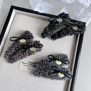 Dreiteiliges Set eleganter gestrickter Haarklammern mit Schleifen in Schwarz, Grau und Braun