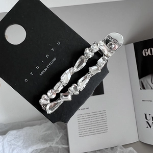 Détail du clip à cheveux fait main avec des pierres en cristal et strass brillants