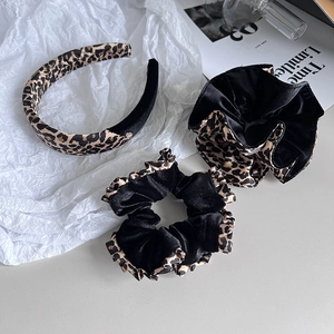 Set d'accessoires cheveux léopard avec chouchous en velours et bandeau à motifs chic