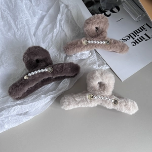 Gros plan détaillé de grandes pinces à cheveux en peluche avec perles et strass élégants