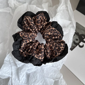 Chouchou classique à motif léopard avec bords noirs volantés sur fond blanc