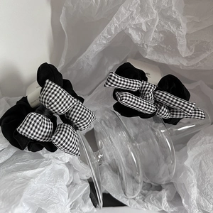 Détail de deux chouchous à nœud avec motif pied-de-poule classique noir et blanc élégant