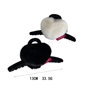 Pinces à cheveux en peluche en forme de cœur noir et crème avec étiquette sport