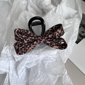 Pince à cheveux chic avec imprimé léopard, résine noire et nœud élégant