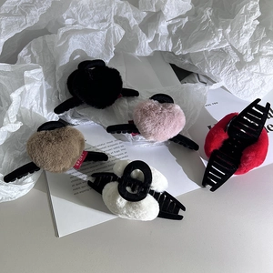 Lot de cinq pinces à cheveux coeur en peluche, couleurs noir, rose, marron, rouge et blanc