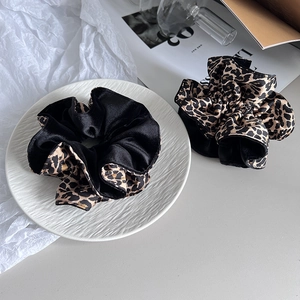 Chouchous chic en léopard et velours noir pour un look rétro automnal très élégant