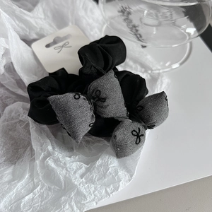 Elegantes Set aus schwarzen Satin- und grauen Twill-Scrunchies mit Stickerei-Schleifen