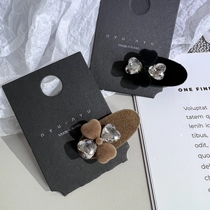 Détail de pinces à cheveux floquées avec cristaux en cœur sur cartes de présentation