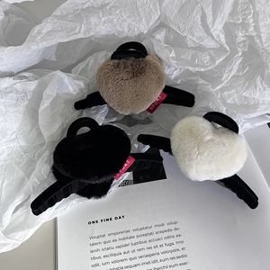 Lot de trois pinces à cheveux en peluche en forme de cœur, coloris marron, noir et blanc
