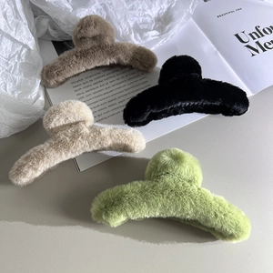 Set di quattro fermagli per capelli in finta pelliccia nei colori caffè, nero, panna e verde