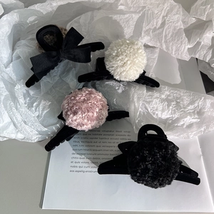 Lot de 4 pinces à cheveux avec nœuds floqués et boules de poils en noir, blanc et rose