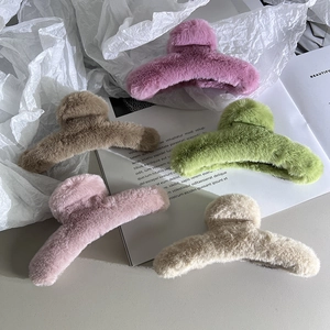 Pinze per capelli in peluche soffice in colori pastello per eleganti acconciature invernali