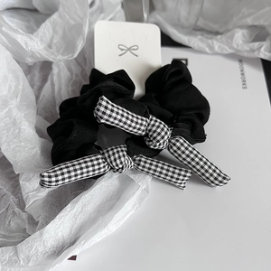 Chouchous noirs minimalistes à volants avec décoration de nœud à carreaux noir et blanc