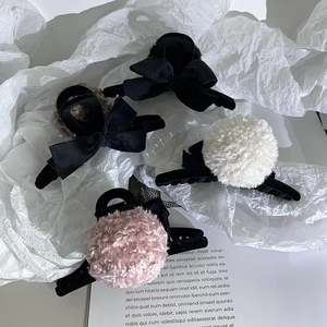 Détail d'un lot de 4 pinces à cheveux avec nœuds en velours et pompons en peluche