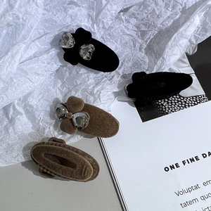 Barrettes à fleurs floquées avec cristaux en cœur et nœuds noirs et marron foncé