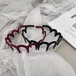 Minimalist wavy headbands in black and burgundy resin with non-slip tooth design