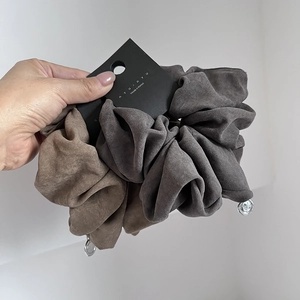 Vintage Elegant Oversized Suede Fabric Scrunchie With Metal Pendant Large Pleated Hair Tie Elastic Band For Women Hair Accessories