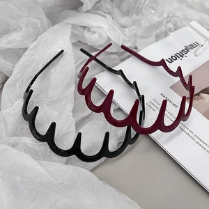 Minimalist wavy zigzag headband in black and wine red finish for hair styling