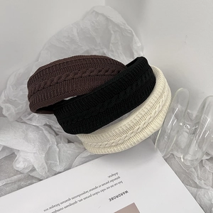 Lot de trois serre-têtes en tricot torsadé marron, noir et beige pour femmes élégantes
